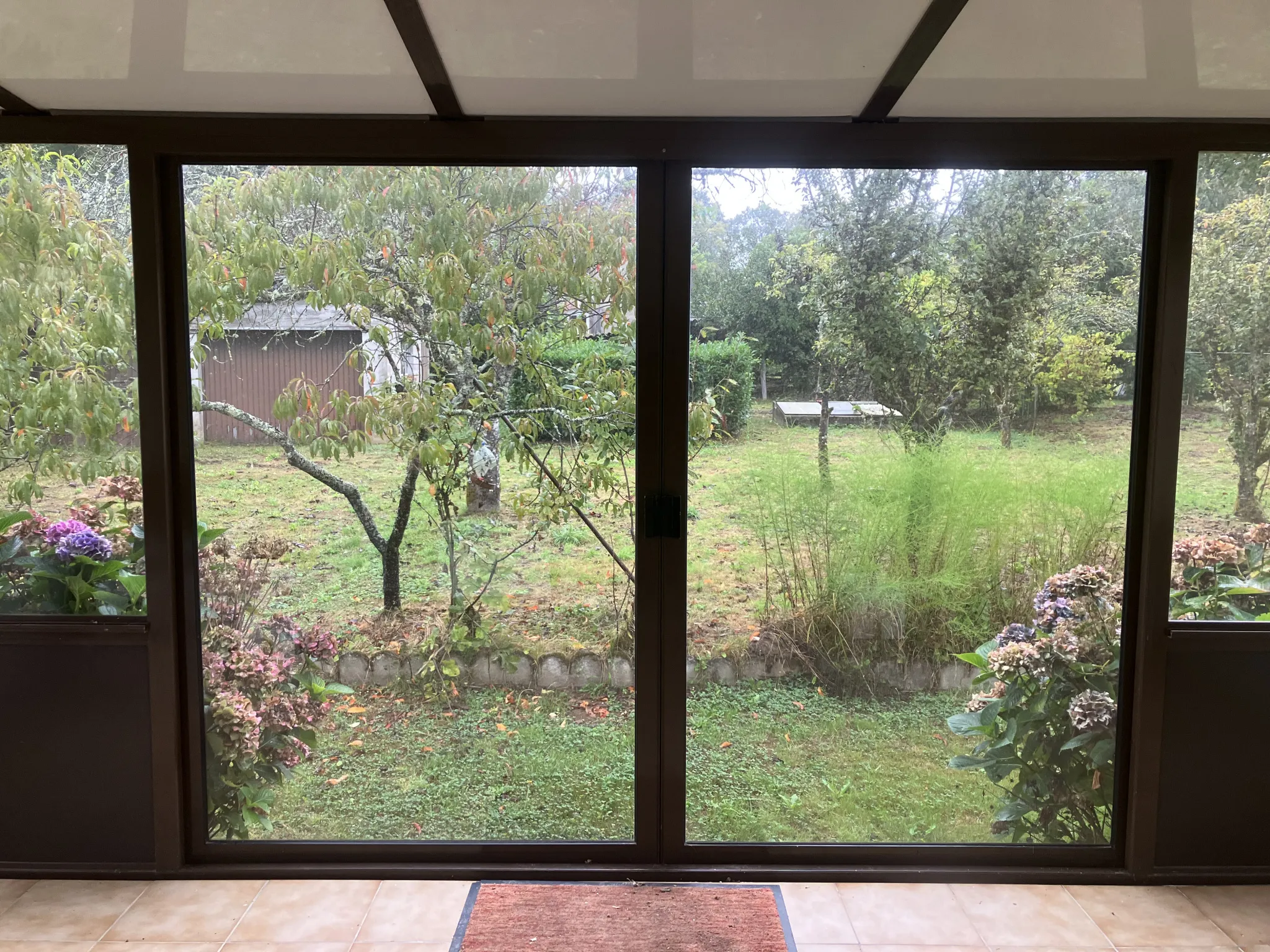 Grande maison rénovée à Trois-Vèvres avec jardin arboré 