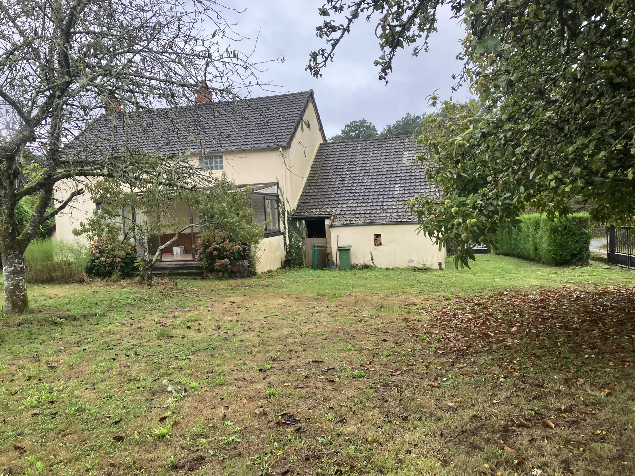 Grande maison rénovée à Trois-Vèvres avec jardin arboré 