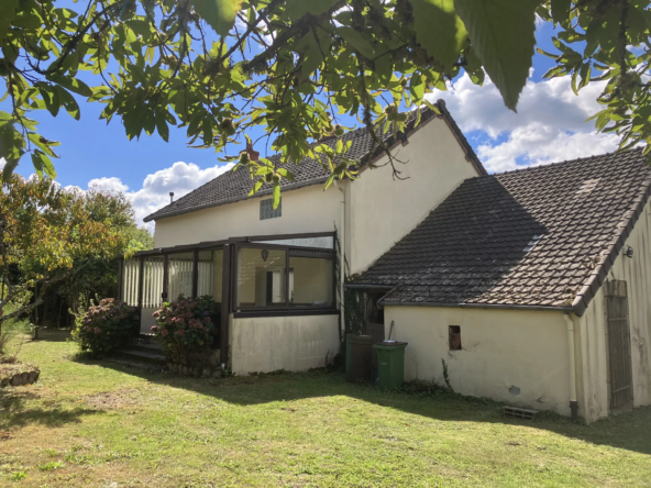 Grande maison rénovée à Trois-Vèvres avec jardin arboré