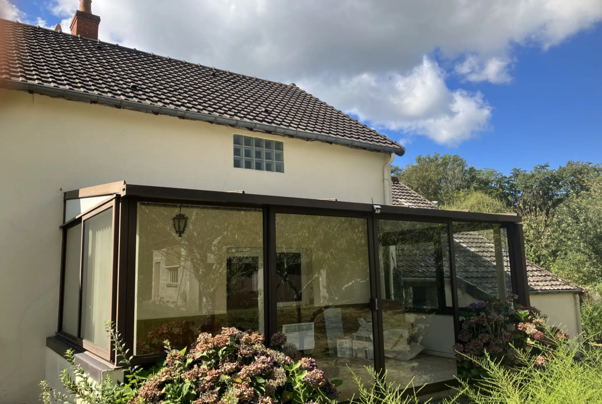 Grande maison rénovée à Trois-Vèvres avec jardin arboré 