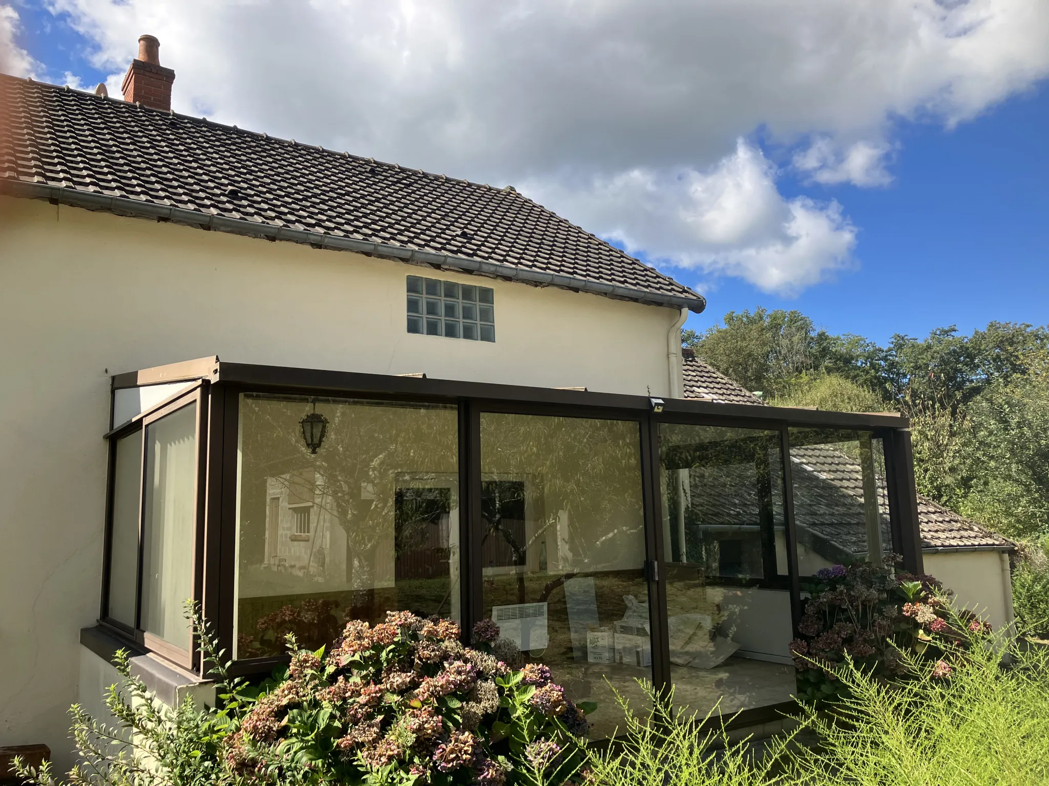 Grande maison rénovée à Trois-Vèvres avec jardin arboré 