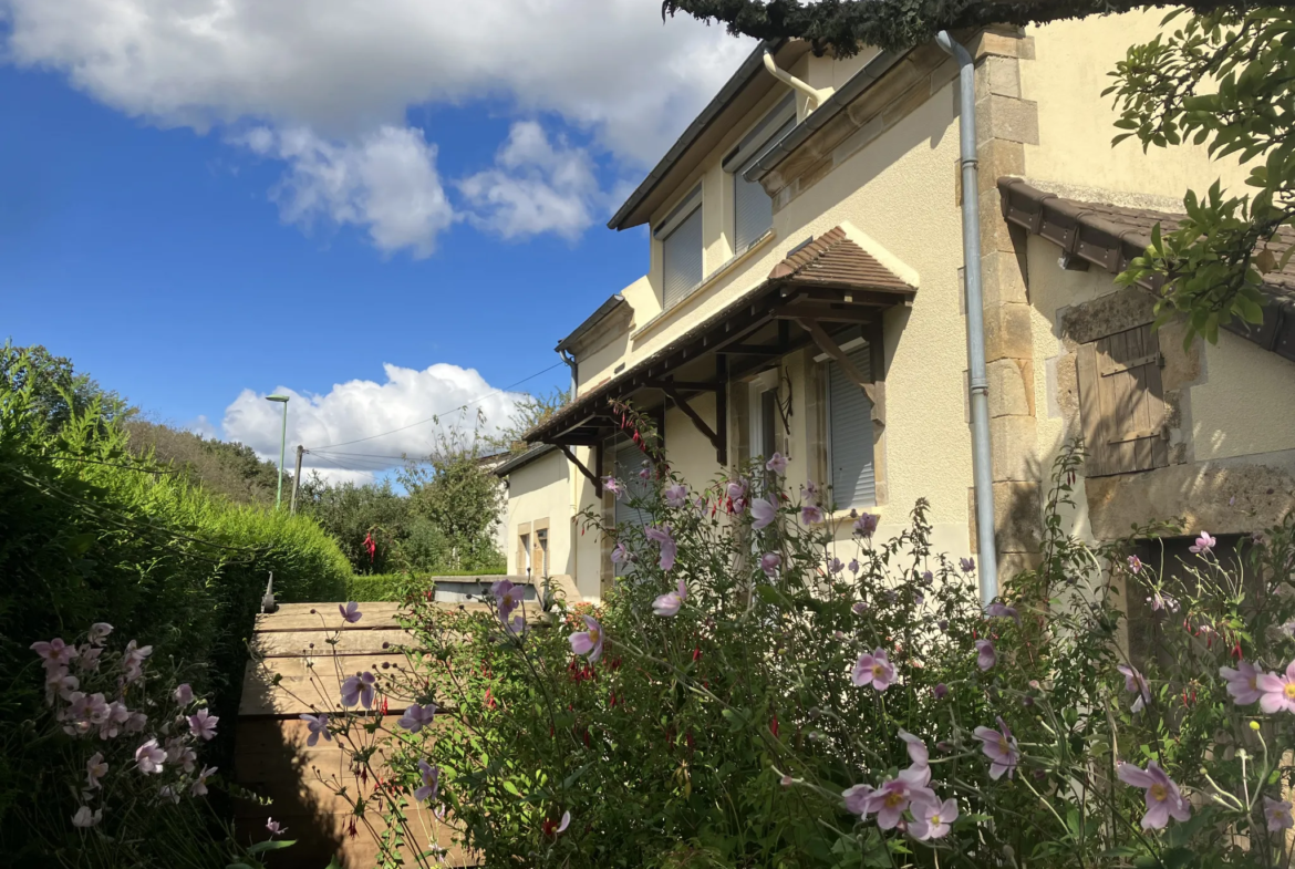 Grande maison rénovée à Trois-Vèvres avec jardin arboré 