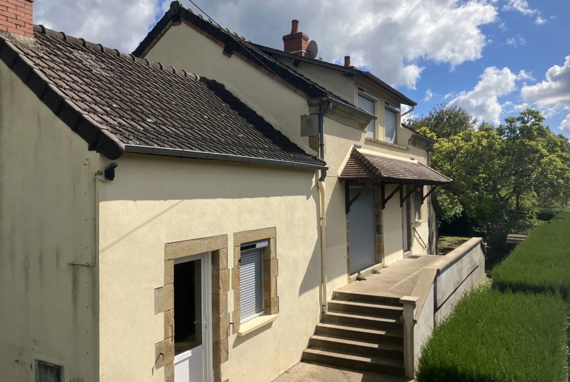 Grande maison rénovée à Trois-Vèvres avec jardin arboré 