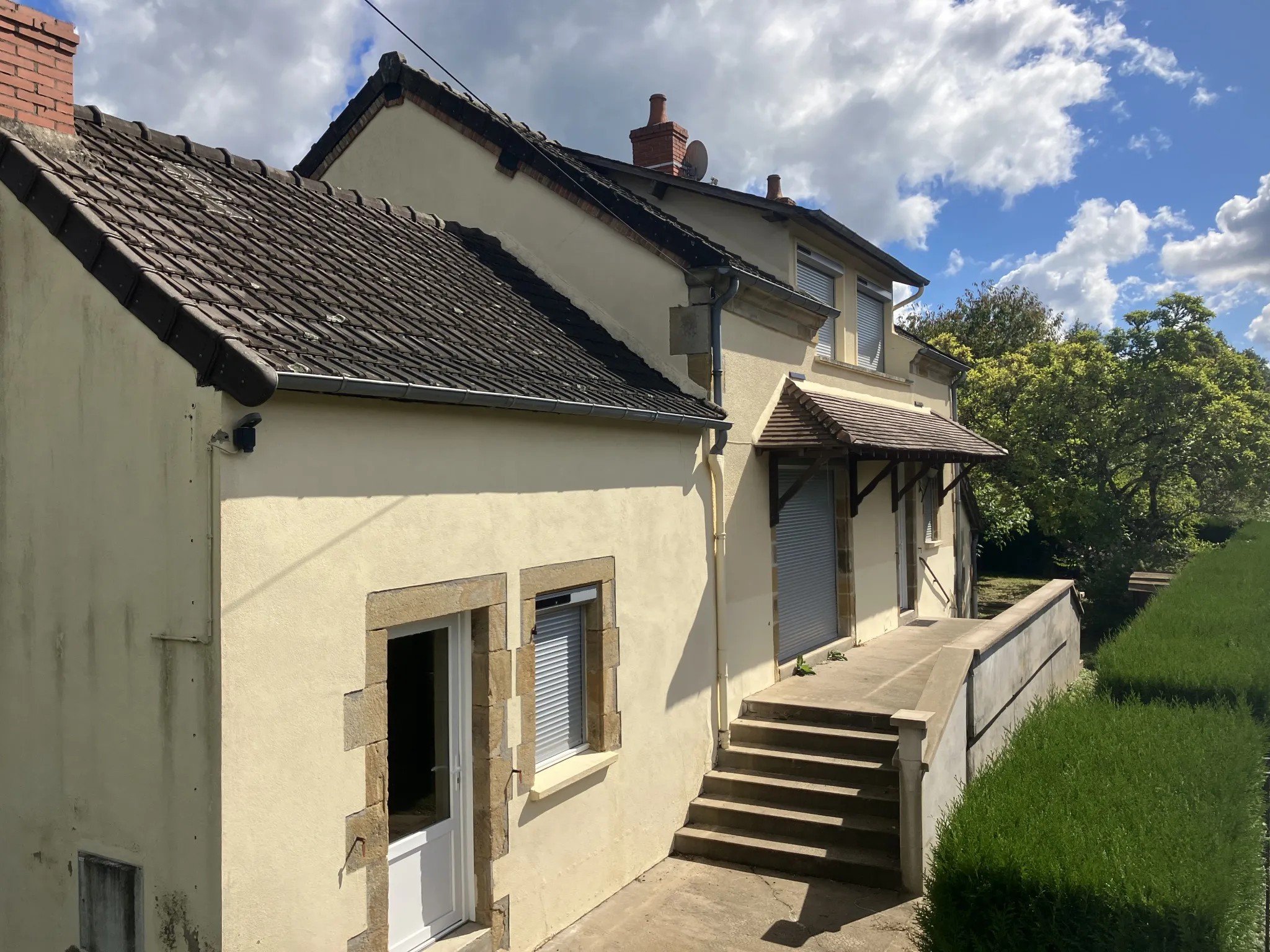 Grande maison rénovée à Trois-Vèvres avec jardin arboré 