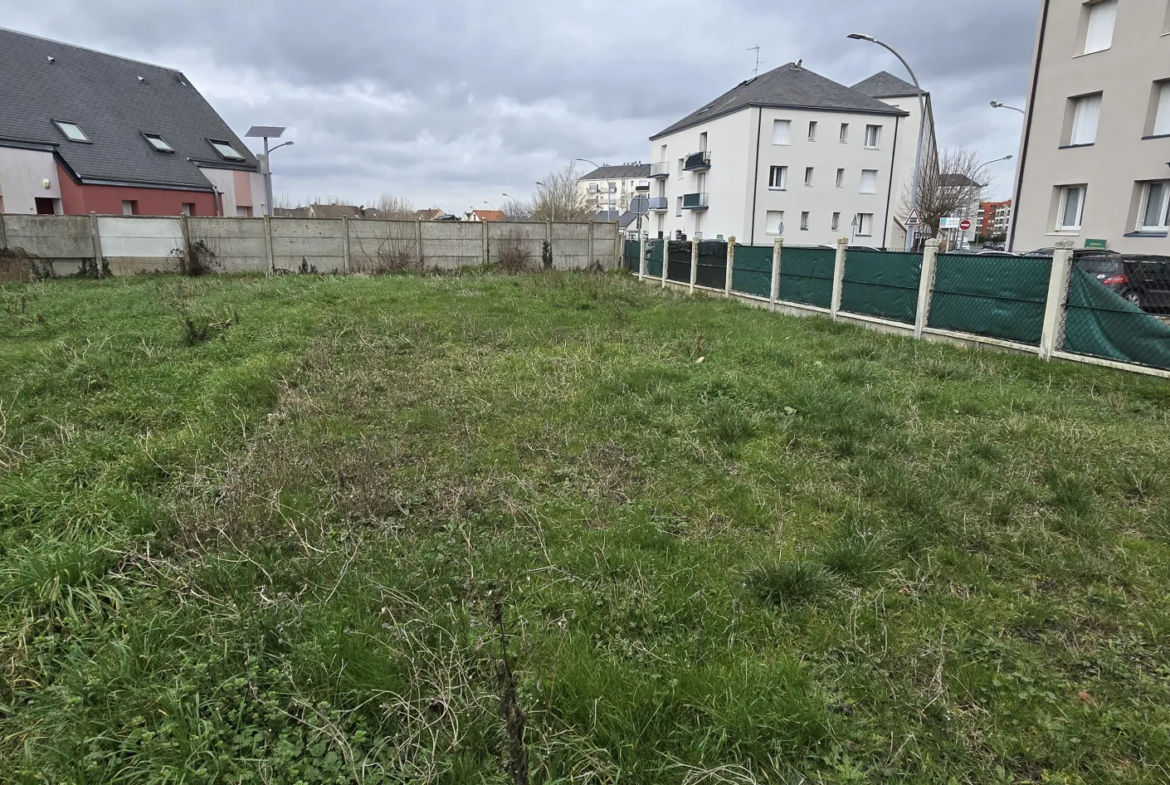 Terrain de 379 m² en vente à Lucé pour 99 990 € 