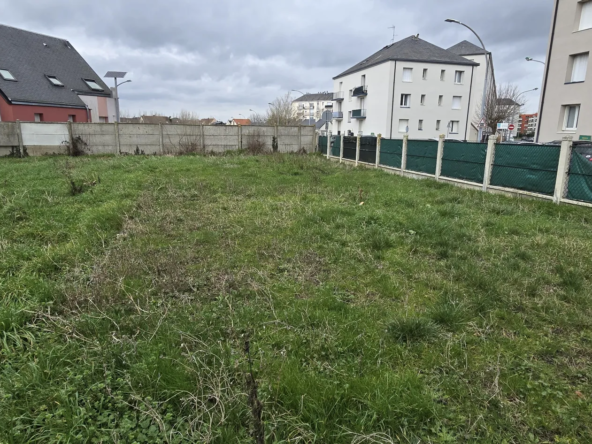 Terrain de 379 m² en vente à Lucé pour 99 990 €