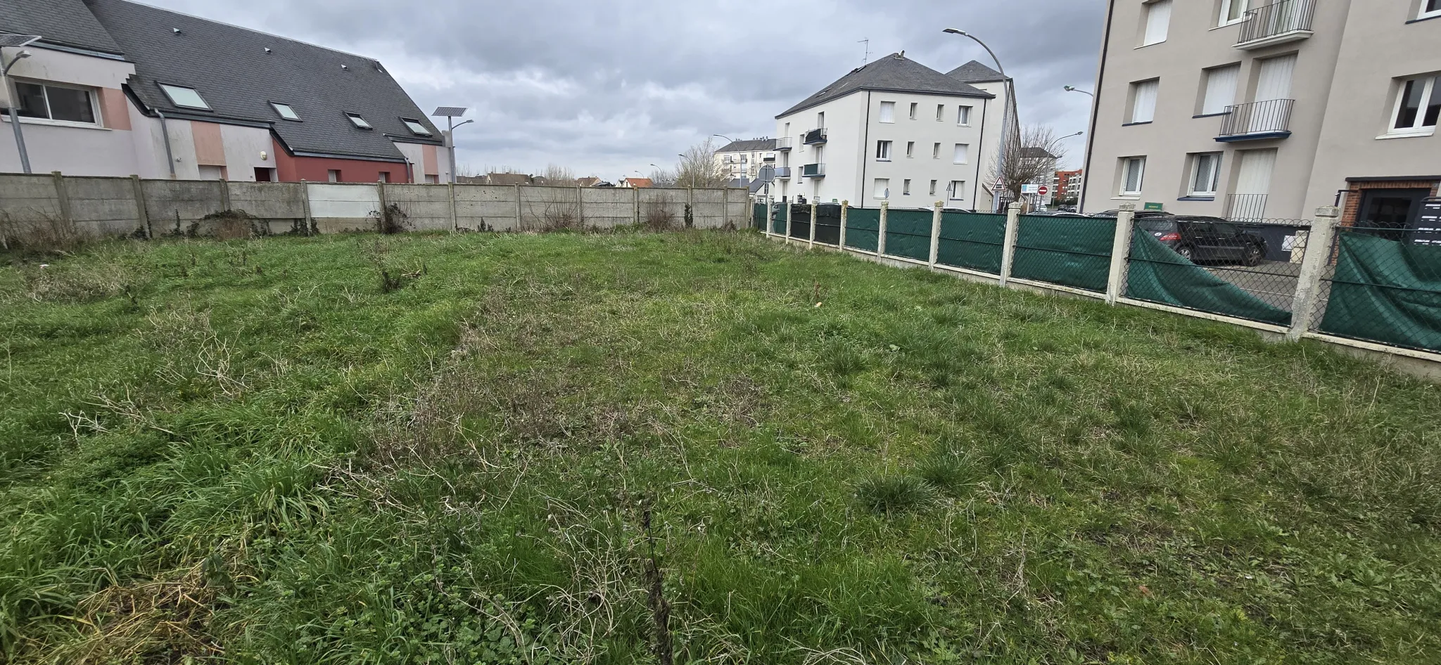 Terrain de 379 m² en vente à Lucé pour 99 990 € 