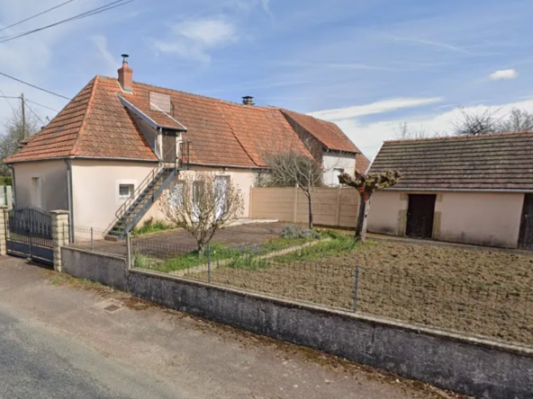 Maison avec terrain et dépendances à Digoin