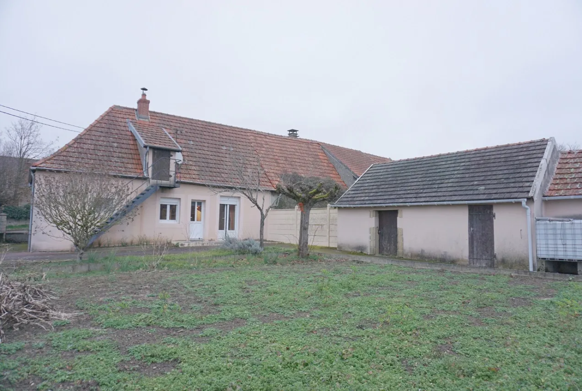 Maison avec terrain et dépendances à Digoin 