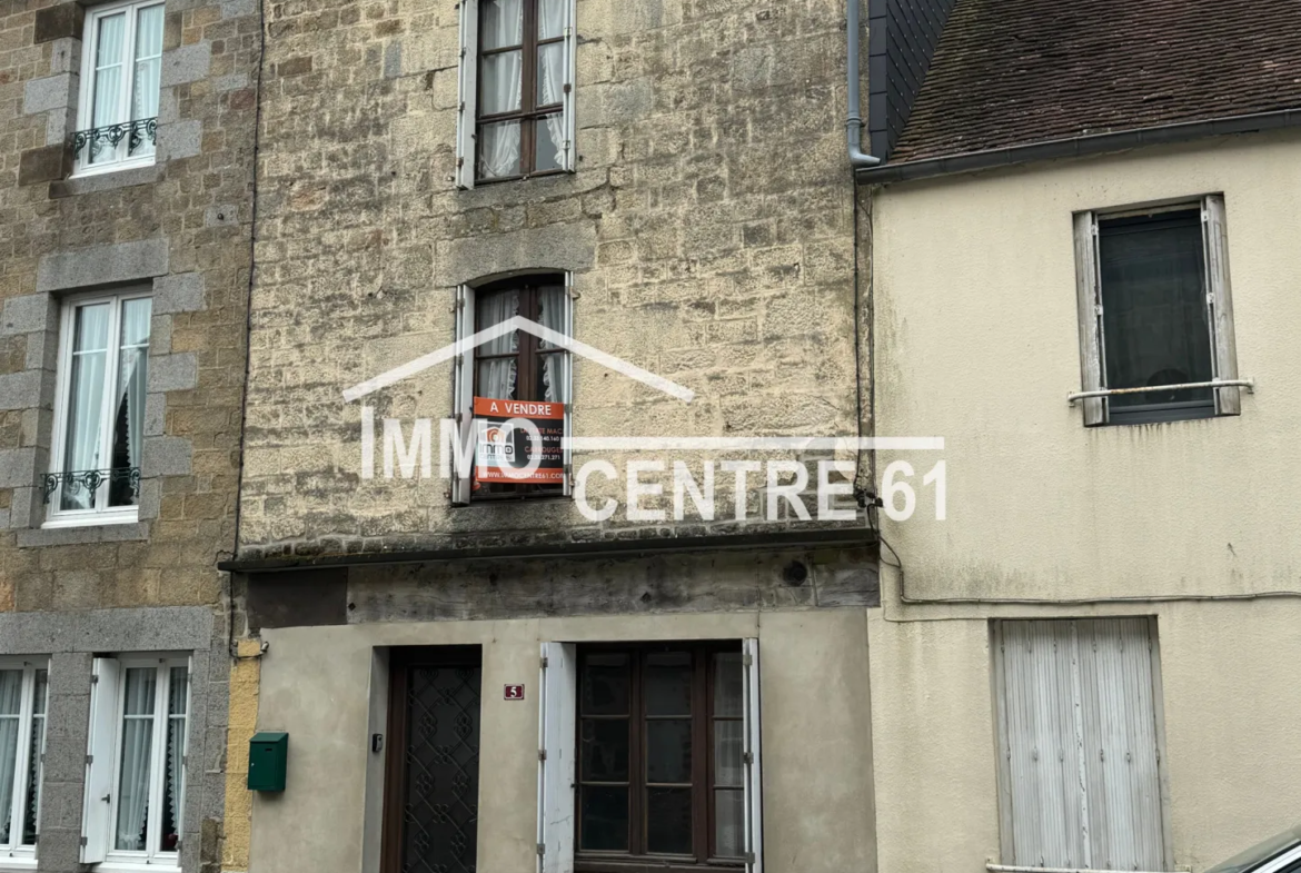 Maison de ville à rénover avec jardin à Carrouges 