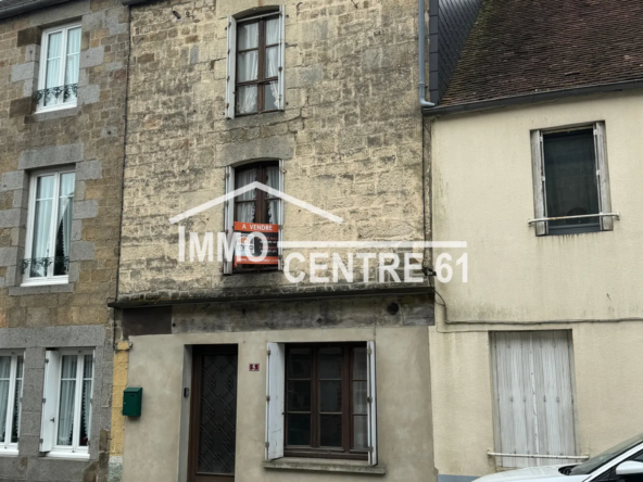 Maison de ville à rénover avec jardin à Carrouges