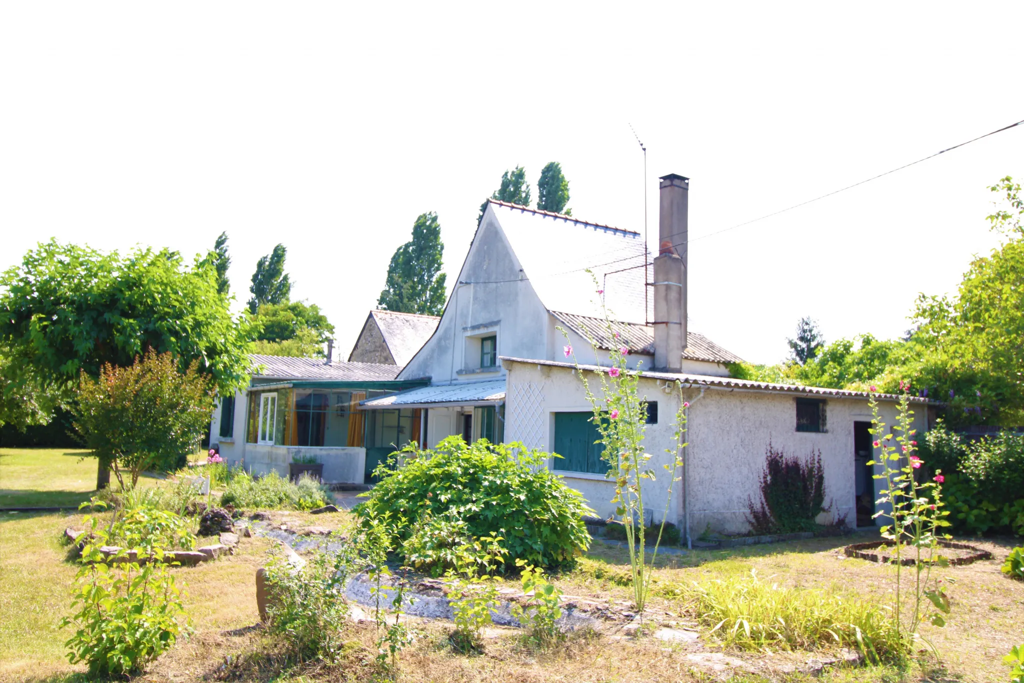 Maison à rénover à Pellouailles-les-Vignes avec terrain constructible 