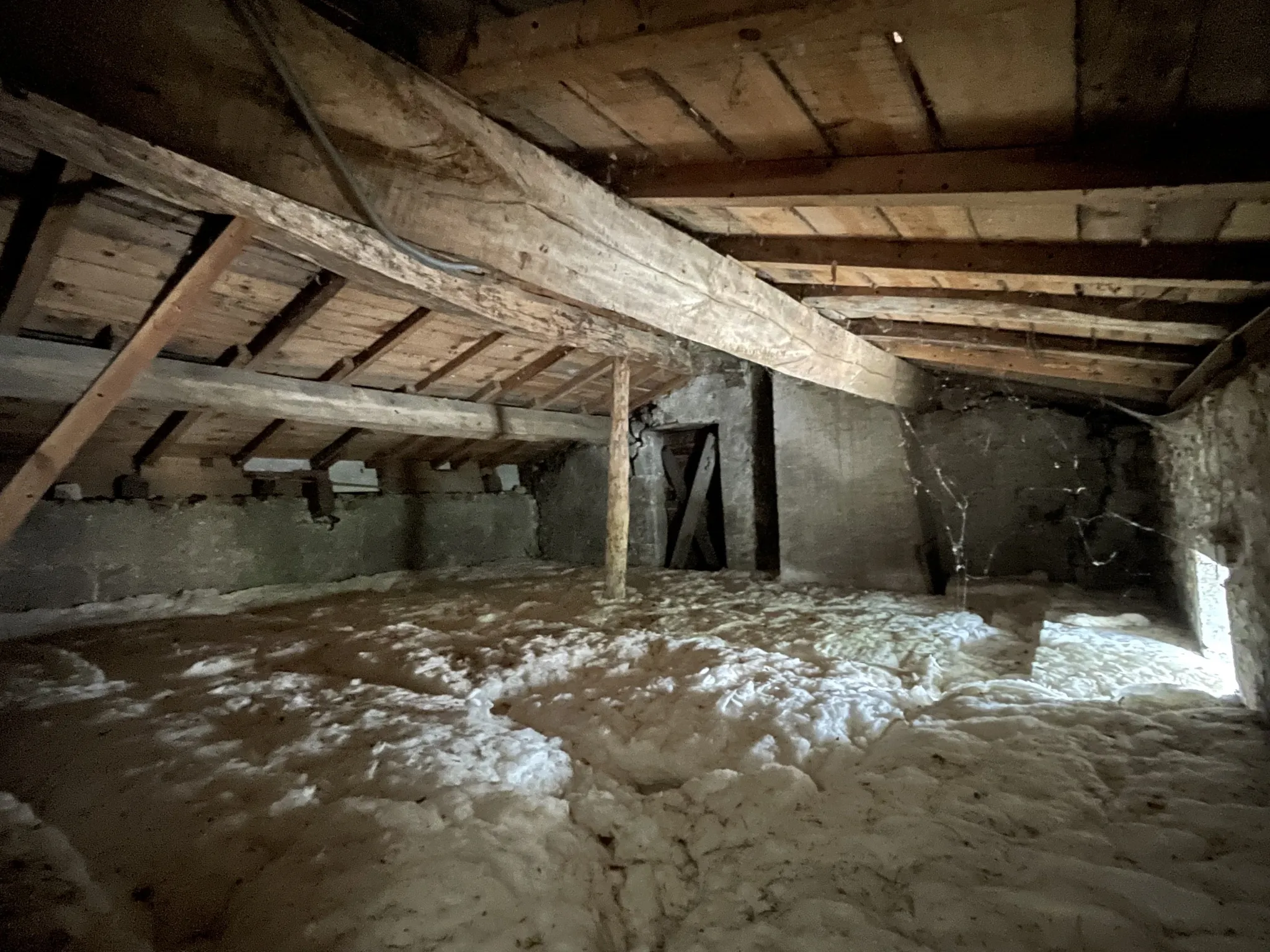 Belle maison en pierre à vendre à Martres avec dépendance et jardin 