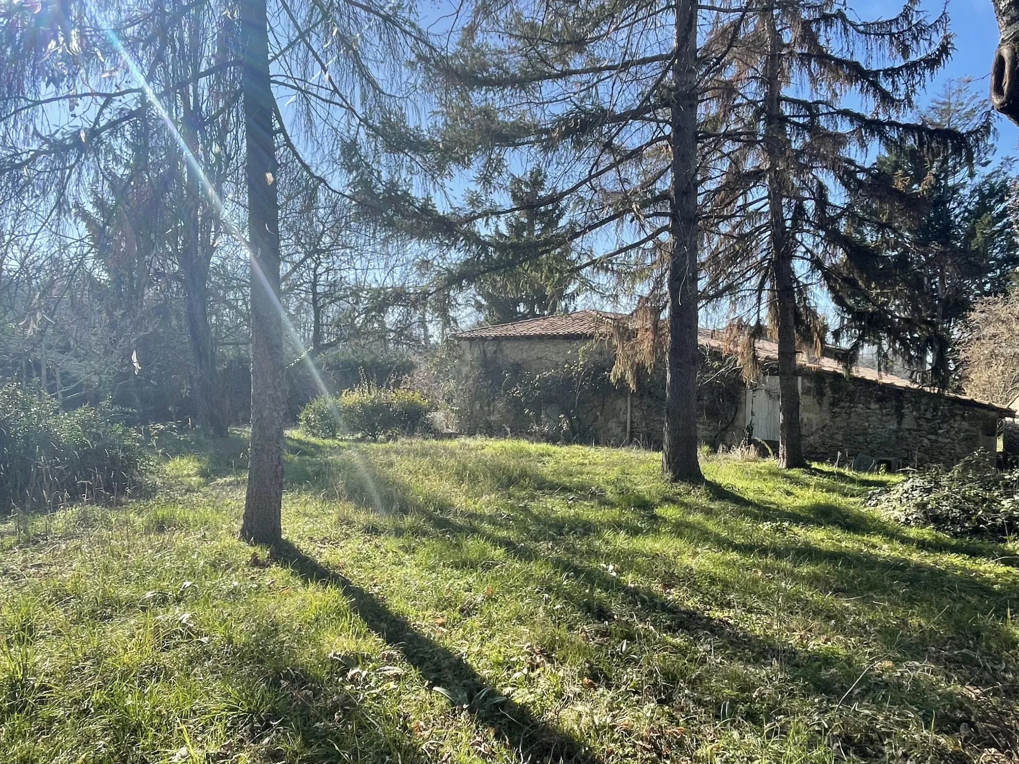 Belle maison en pierre à vendre à Martres avec dépendance et jardin 