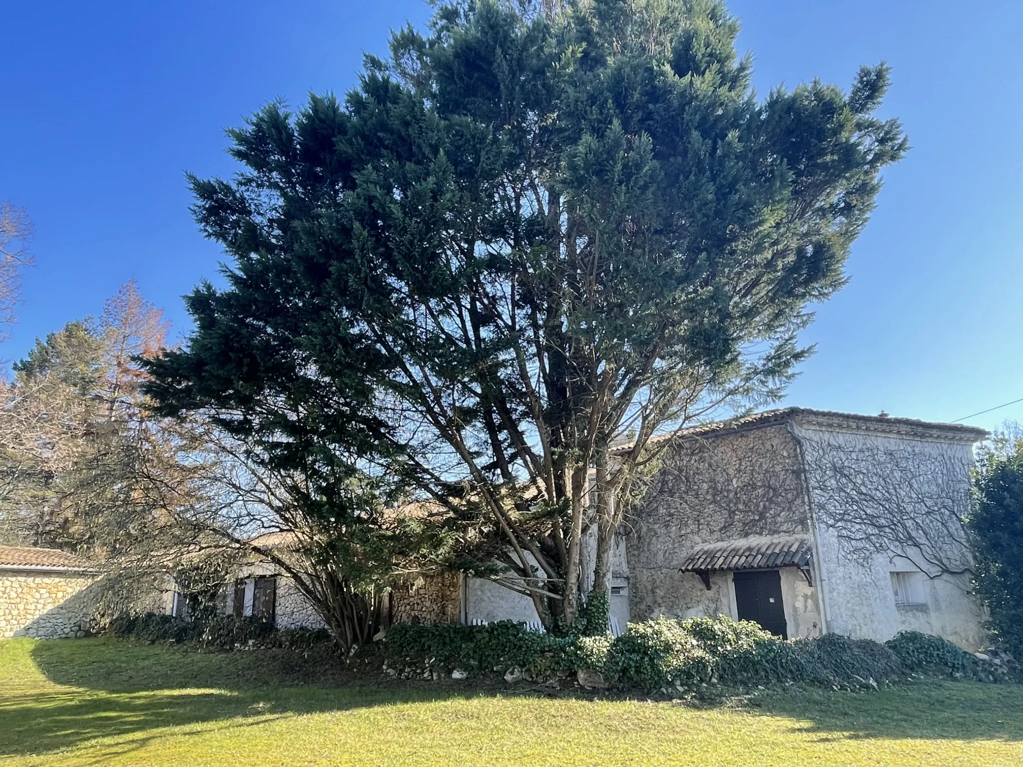 Belle maison en pierre à vendre à Martres avec dépendance et jardin 