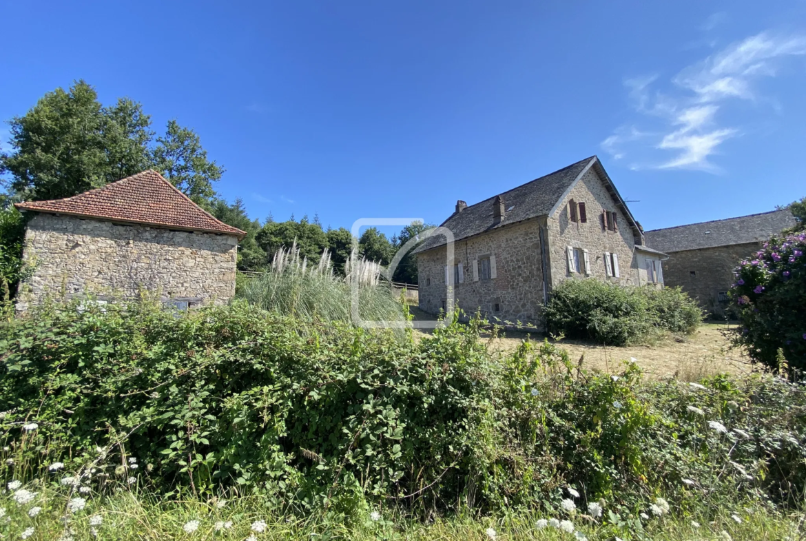 Beau corps de ferme à vendre à Frayssinhes avec jolie vue 