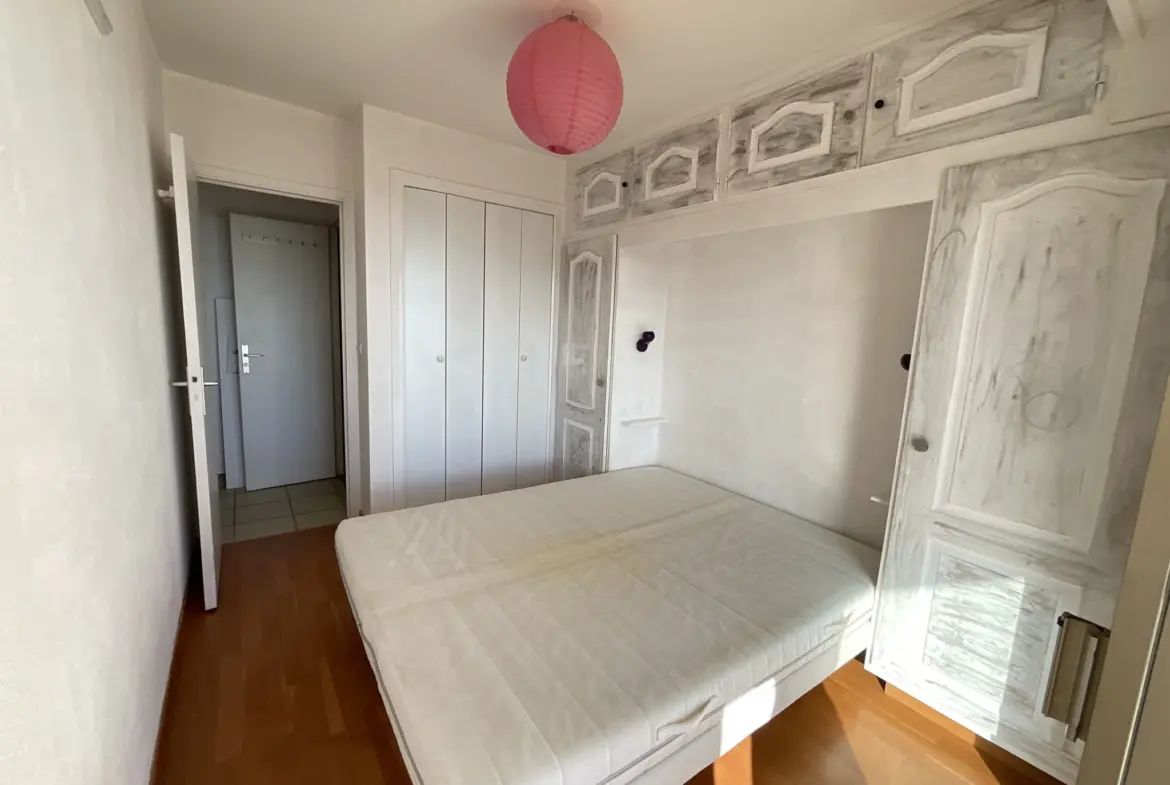 À vendre : Appartement 2 pièces en dernier étage avec vue mer 