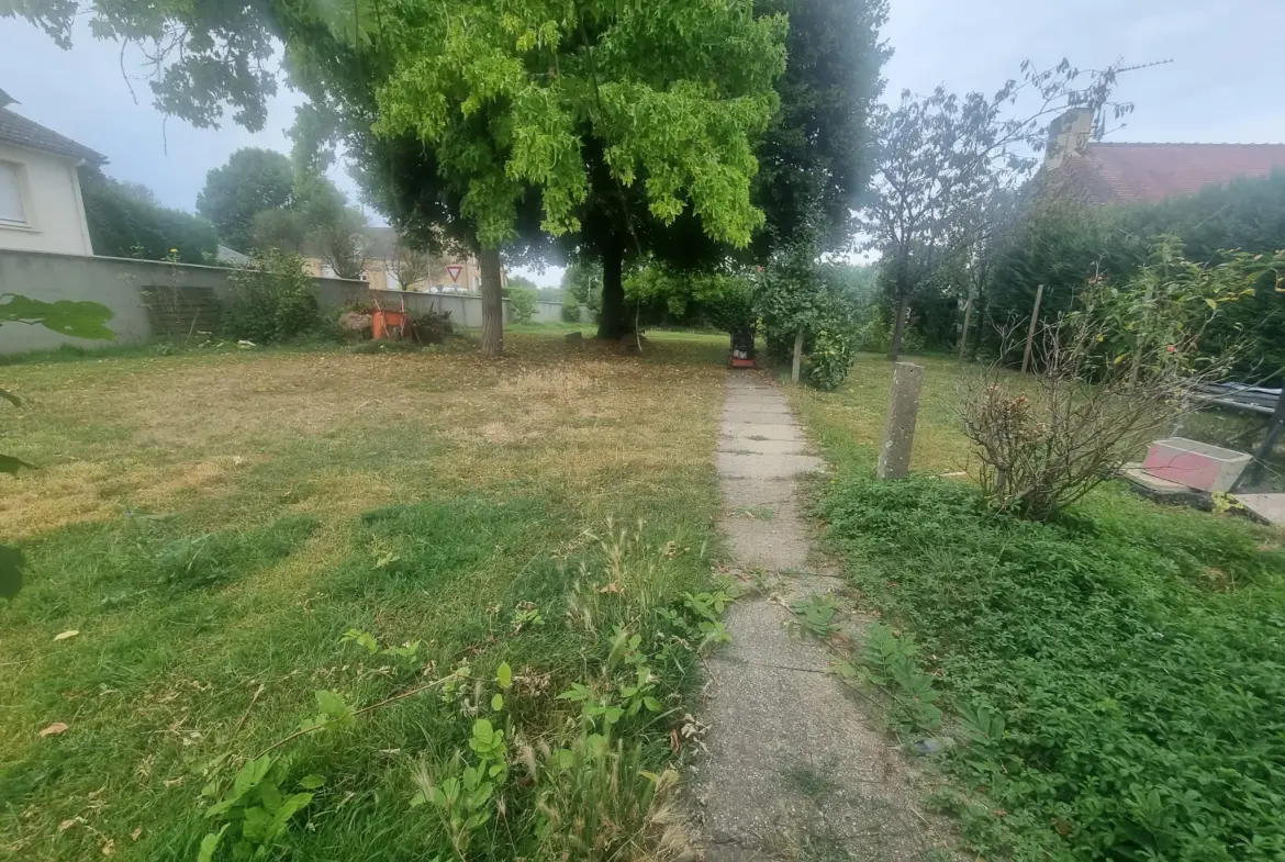 Spacieuse Maison de 161 m2 avec Terrain à Fresnay Sur Sarthe 