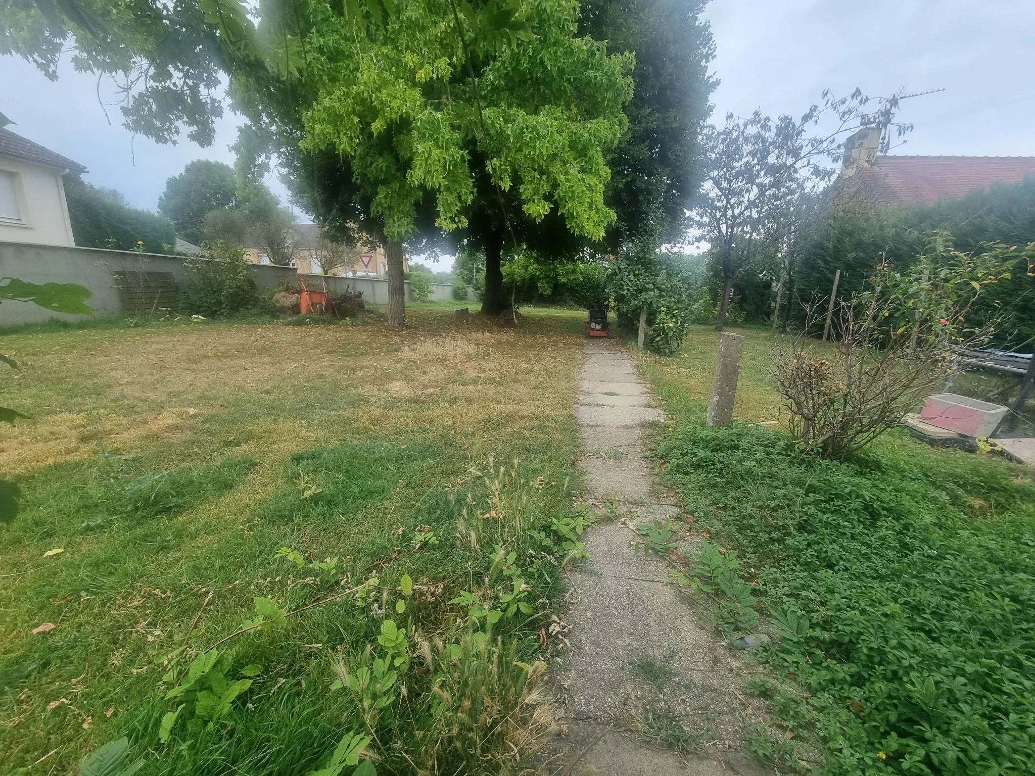 Spacieuse Maison de 161 m2 avec Terrain à Fresnay Sur Sarthe 