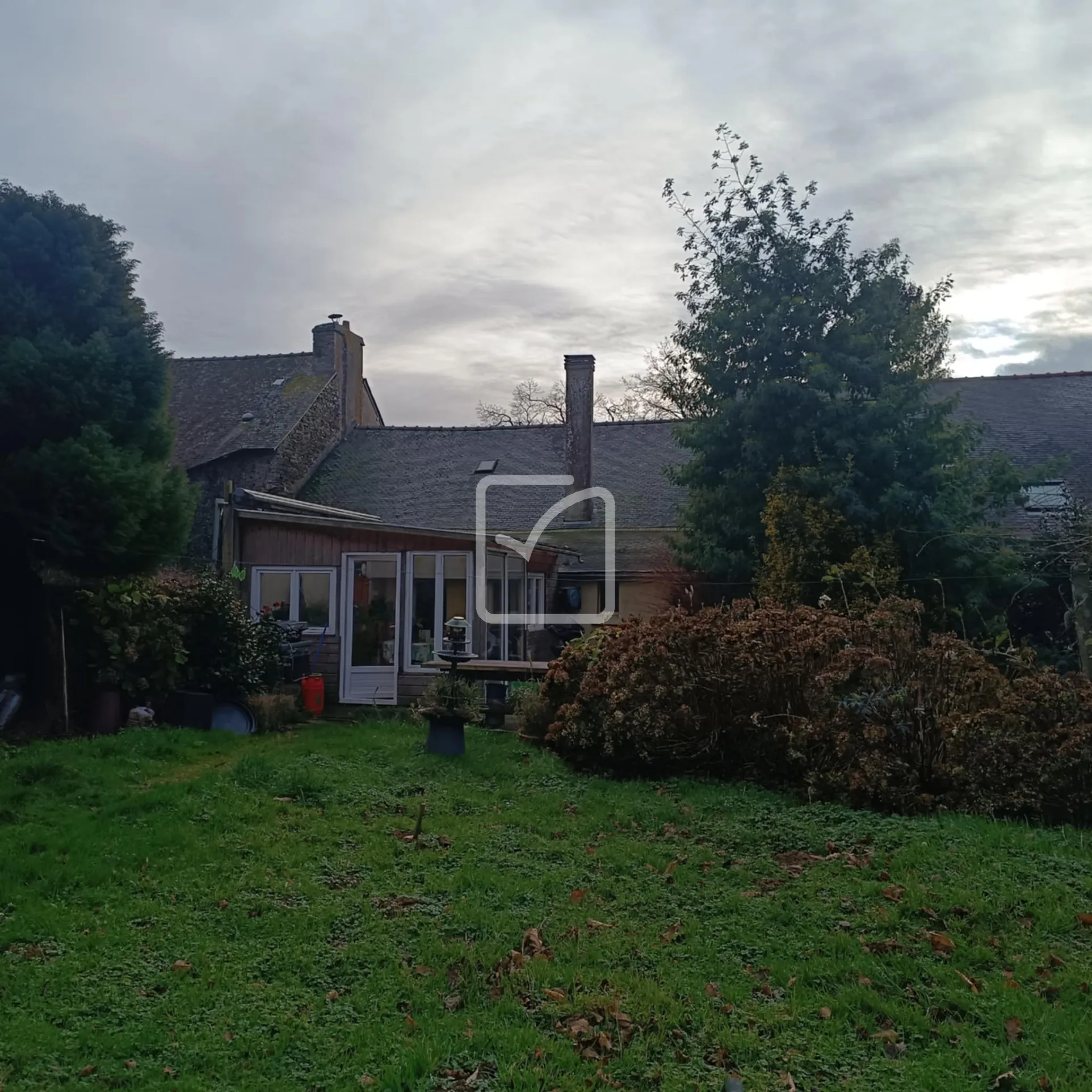 Maison en pierre à Radenac avec jardin de 2823 m2 et 3 chambres 