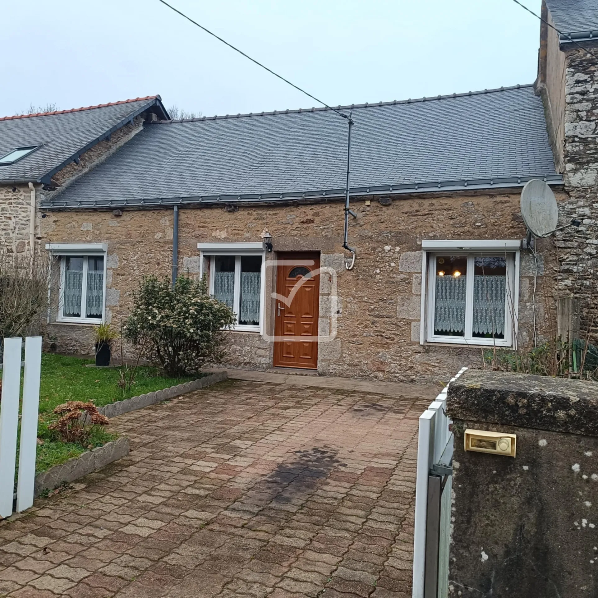 Maison en pierre à Radenac avec jardin de 2823 m2 et 3 chambres 