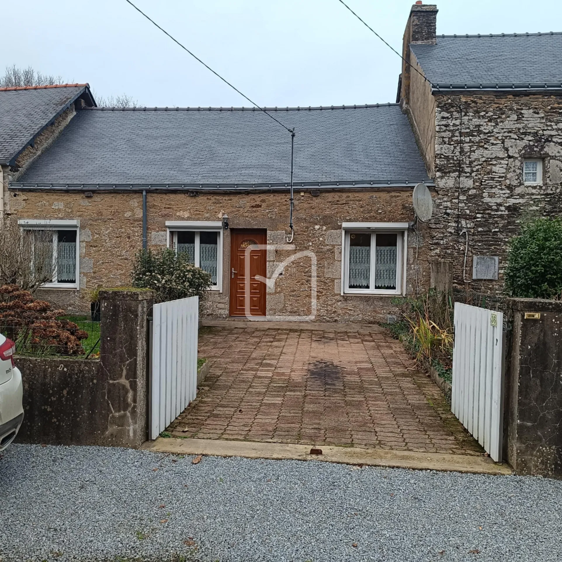 Maison en pierre à Radenac avec jardin de 2823 m2 et 3 chambres 