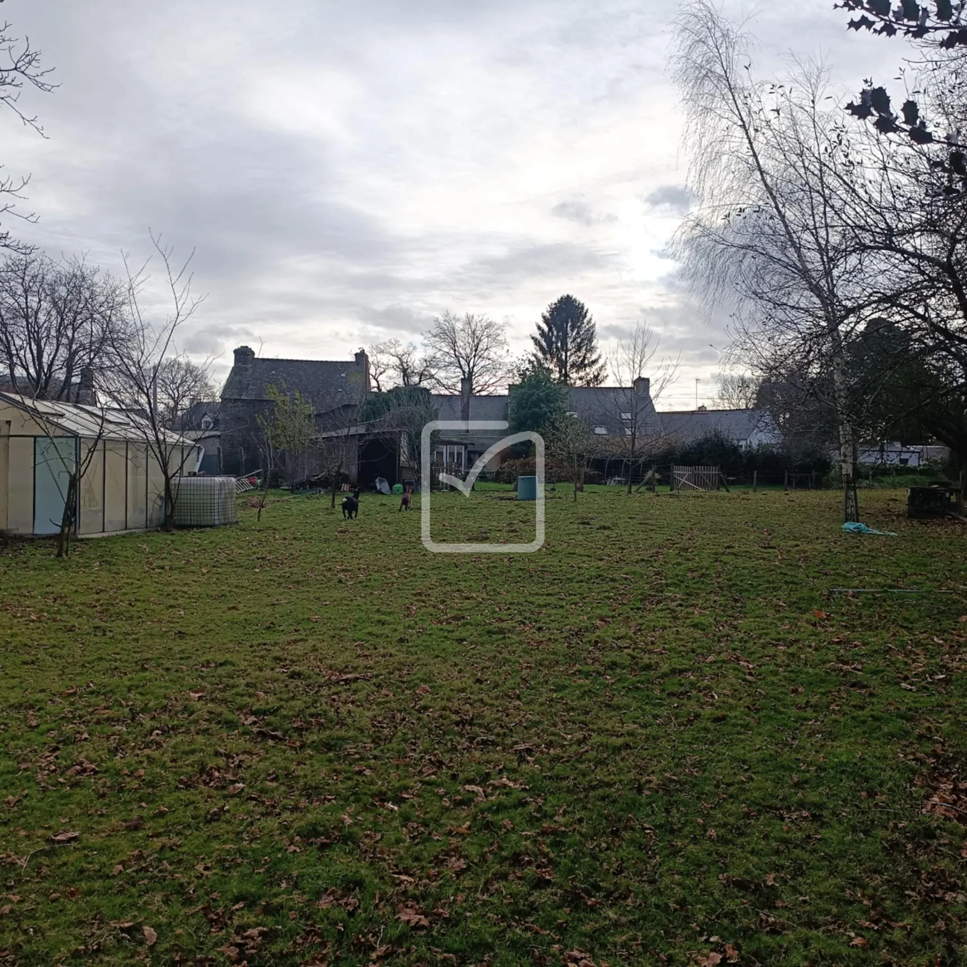 Maison en pierre à Radenac avec jardin de 2823 m2 et 3 chambres 