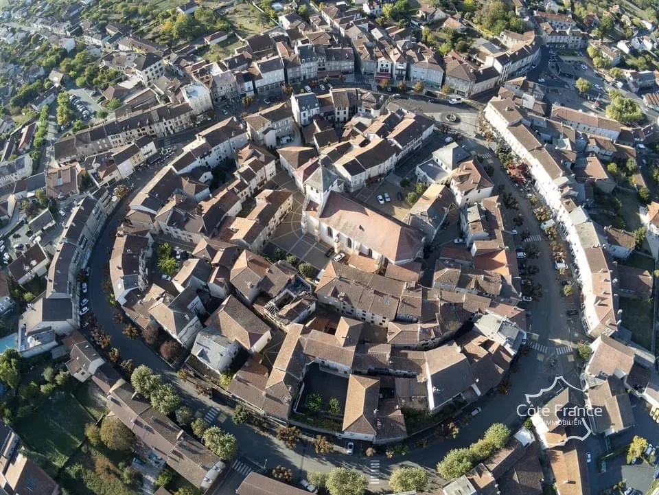 Maison de village à rénover à Maurs - Opportunité d'investissement 