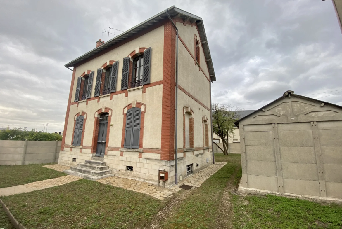 Charmante maison de maître à vendre à Vierzon - 199 000 € 