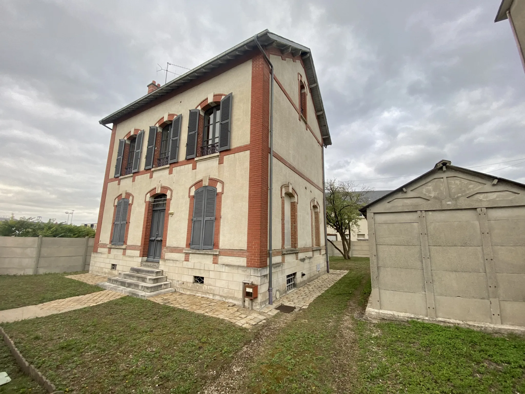 Charmante maison de maître à vendre à Vierzon - 199 000 € 