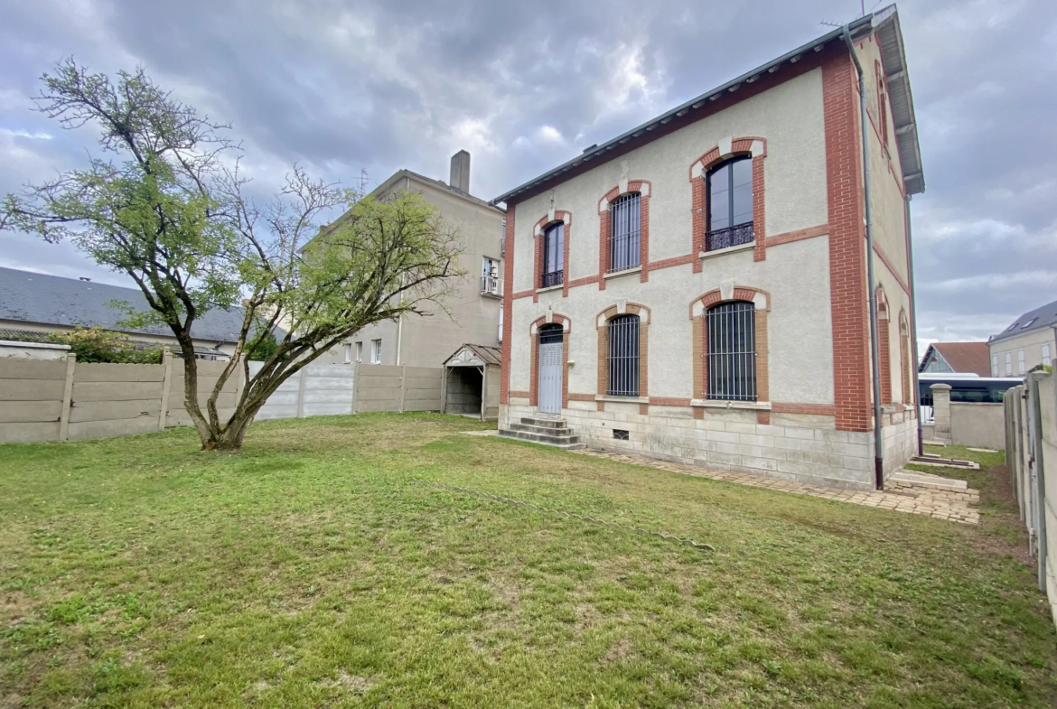 Charmante maison de maître à vendre à Vierzon - 199 000 € 