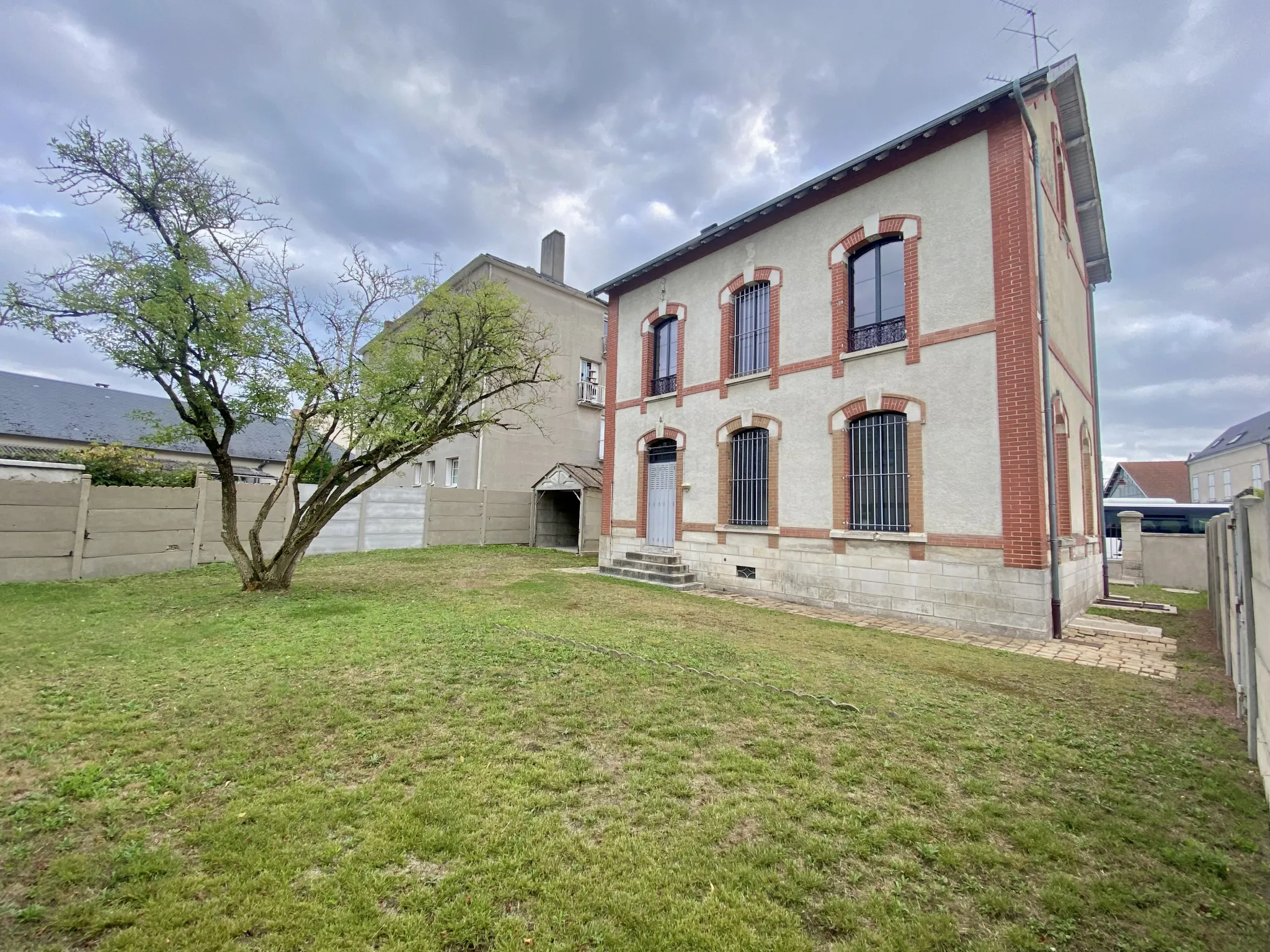 Charmante maison de maître à vendre à Vierzon - 199 000 € 