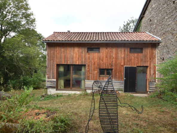 Maison autonome avec terrain boisé à Busserolles