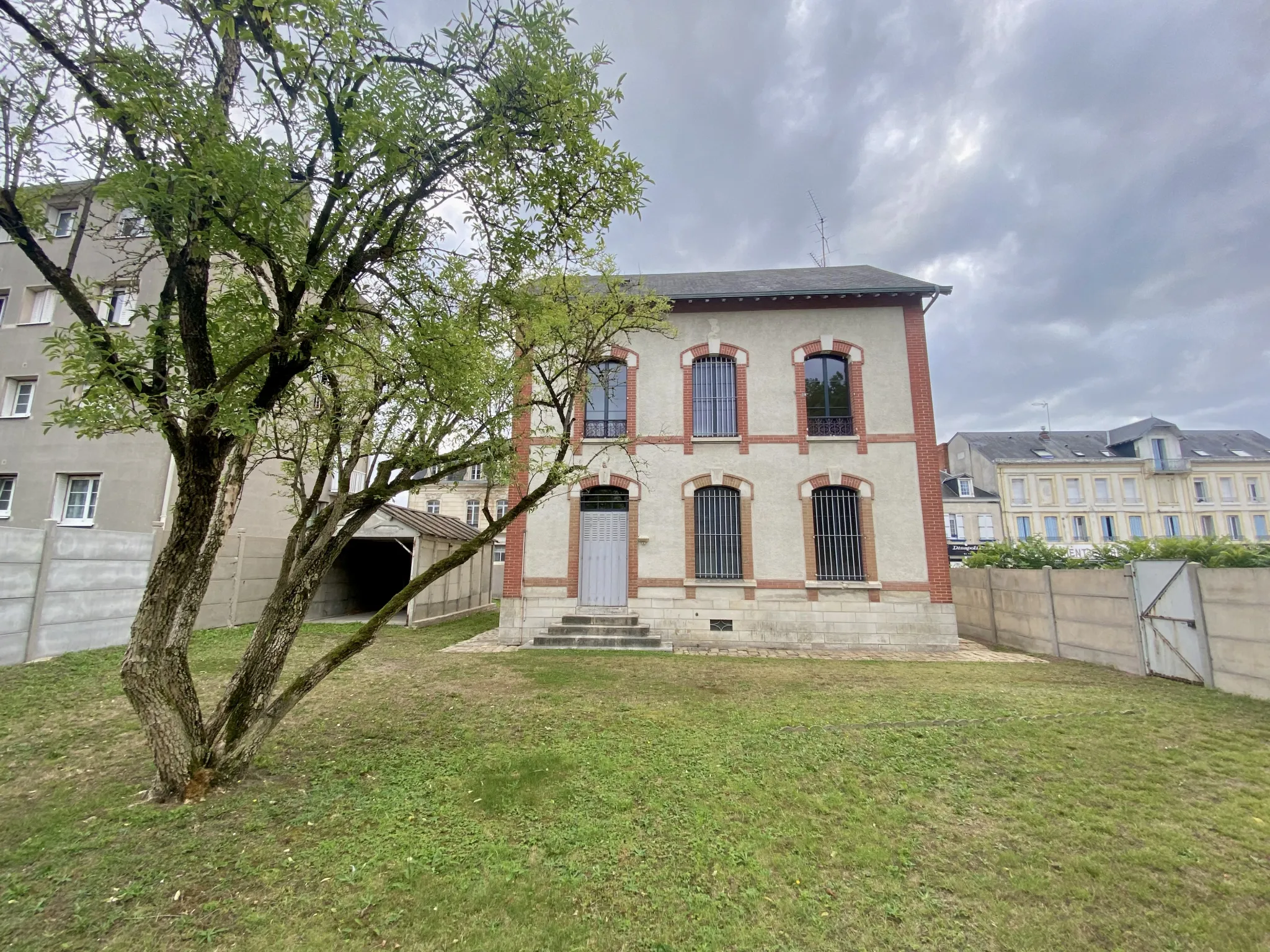 Charmante maison de maître à vendre à Vierzon - 199 000 € 