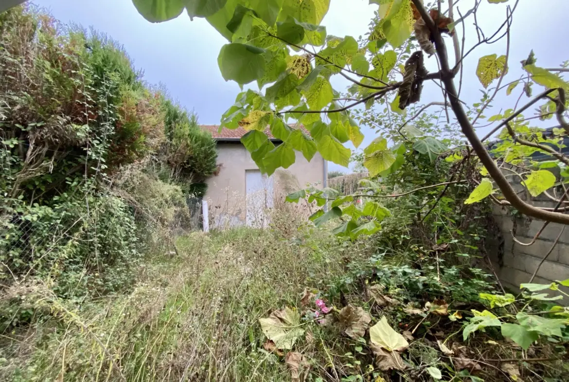 Maison ancienne mitoyenne de 3 chambres à Cronat 