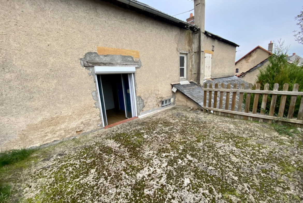 Maison ancienne mitoyenne de 3 chambres à Cronat 