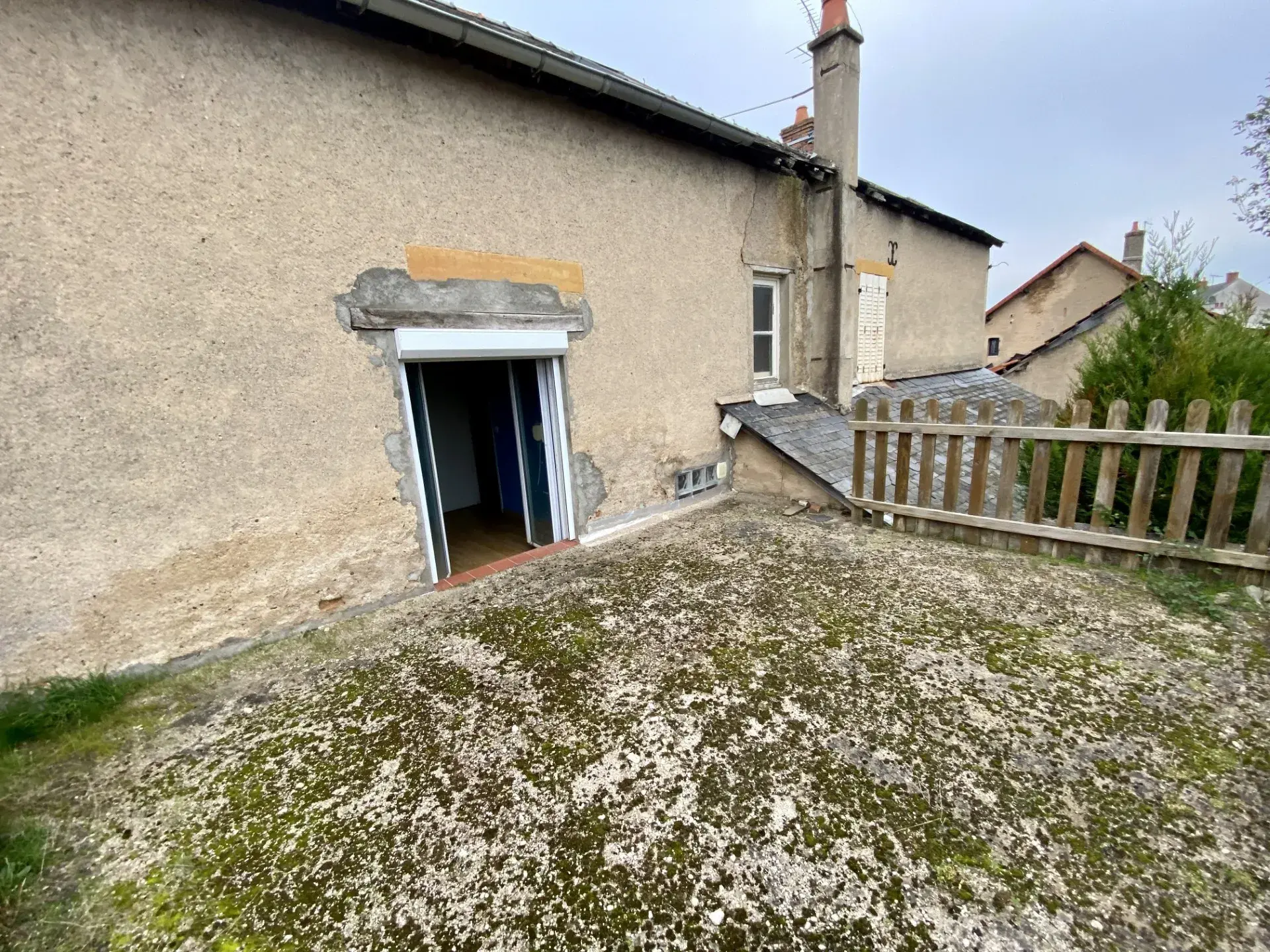 Maison ancienne mitoyenne de 3 chambres à Cronat 