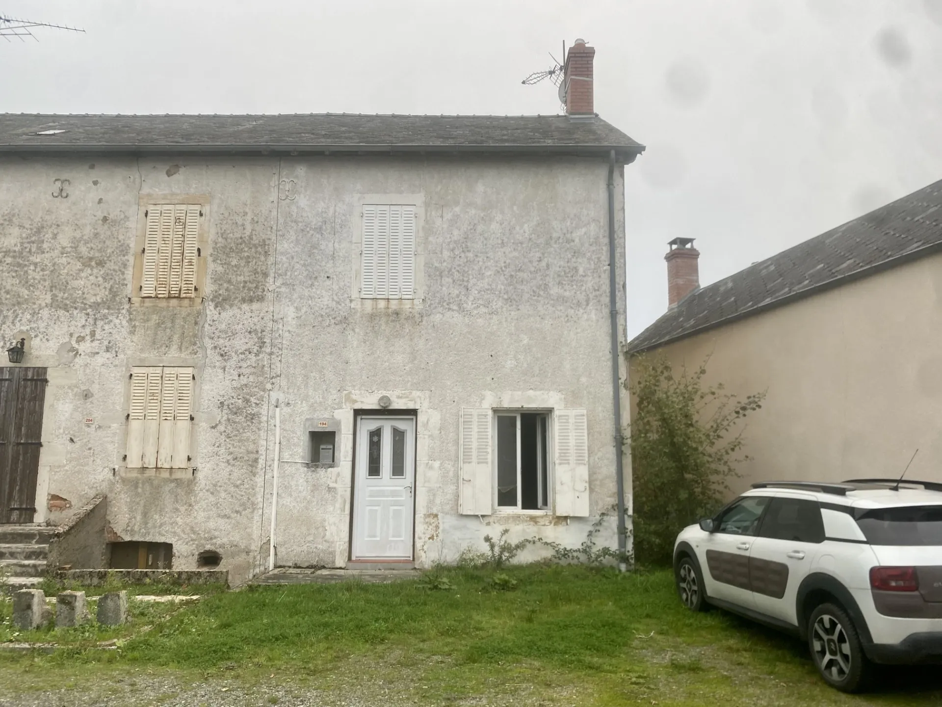 Maison ancienne mitoyenne de 3 chambres à Cronat 