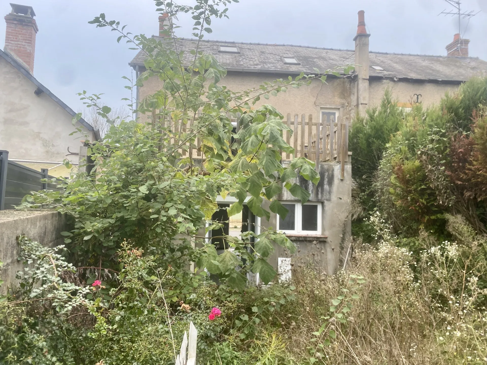 Maison ancienne mitoyenne de 3 chambres à Cronat 