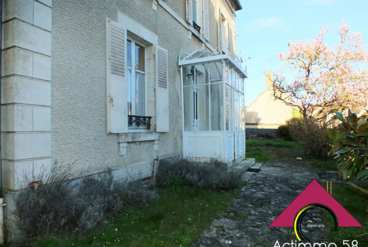 Maison bourgeoise de 174 m² avec piscine et logement indépendant 