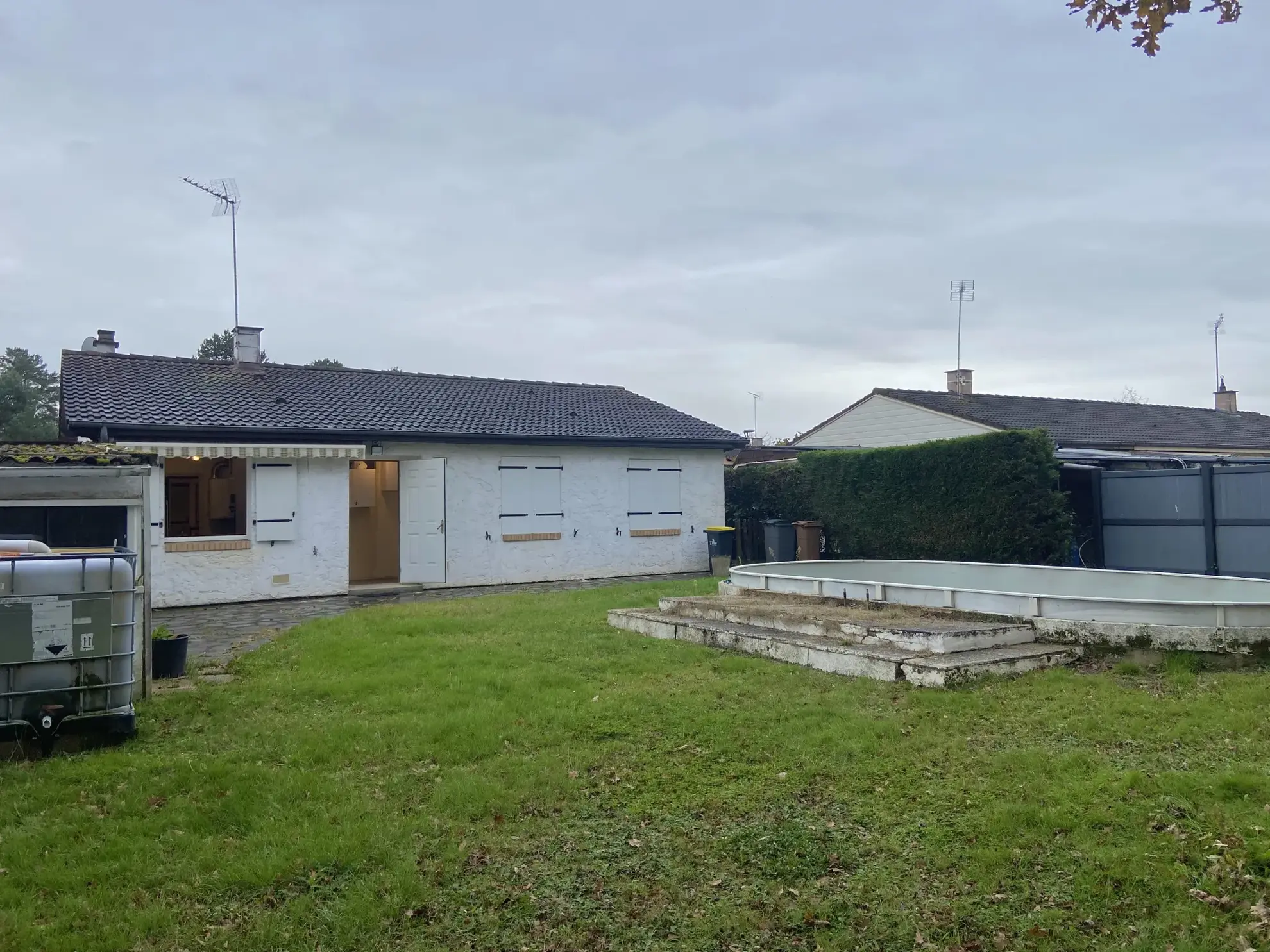 Maison de plain-pied à vendre à Chaillot avec piscine 