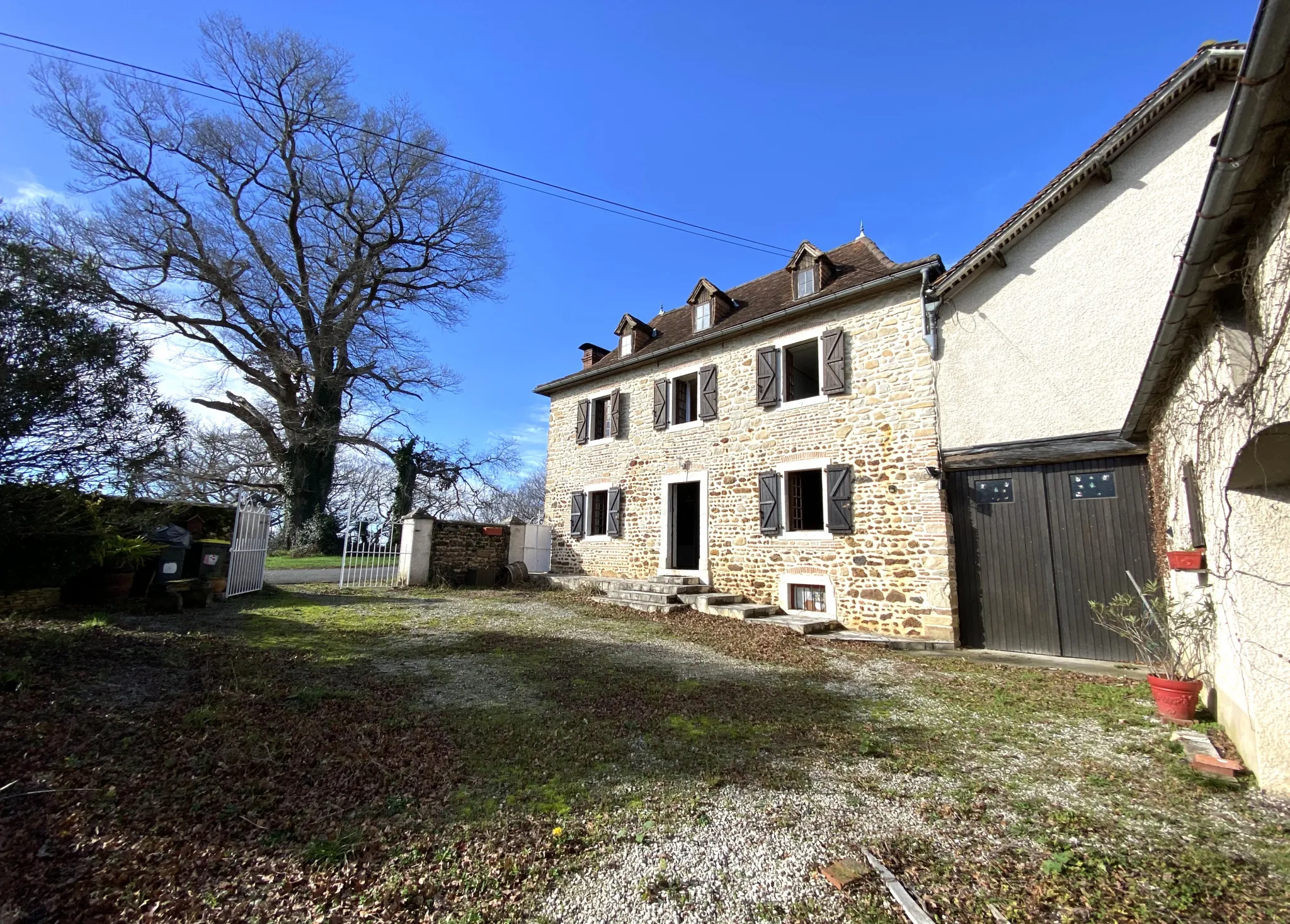 Maison Béarnaise T6 à vendre à Lagor avec vue sur les Pyrénées 