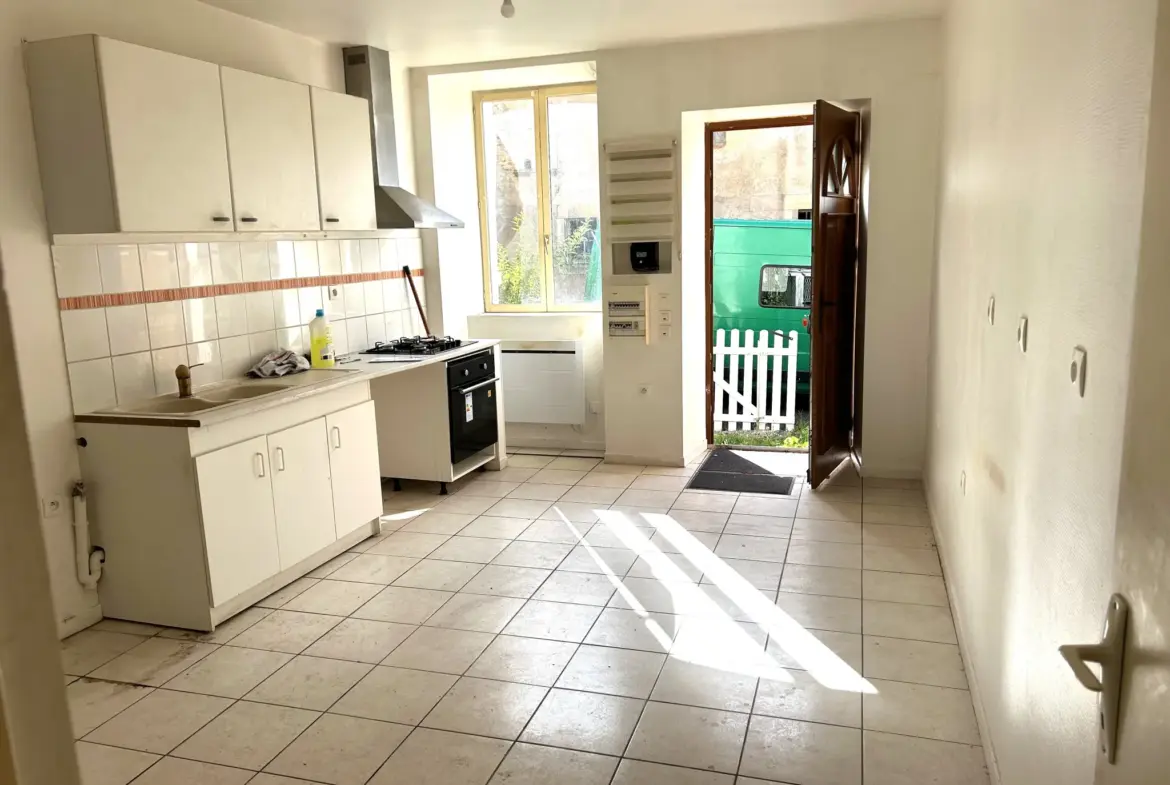 Maison de village à vendre à St Saulge – 76 m² avec loyer commercial 