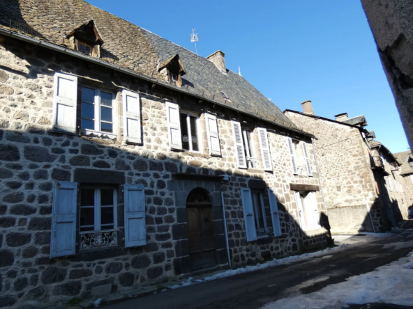 Maison de maître en pierre à Aurillac à rénover