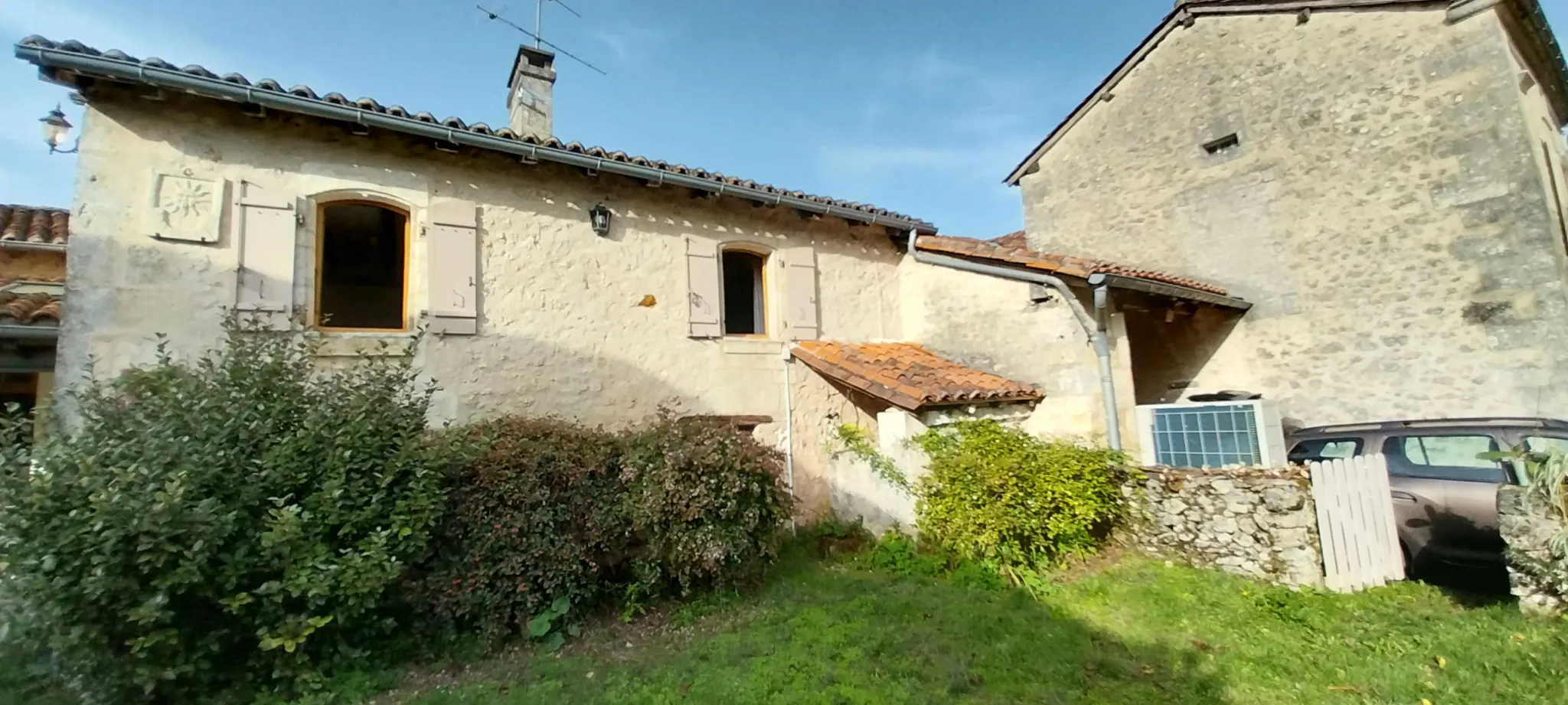 Ensemble de 2 habitations rénovées en pierre à Paussac et St Vivien 