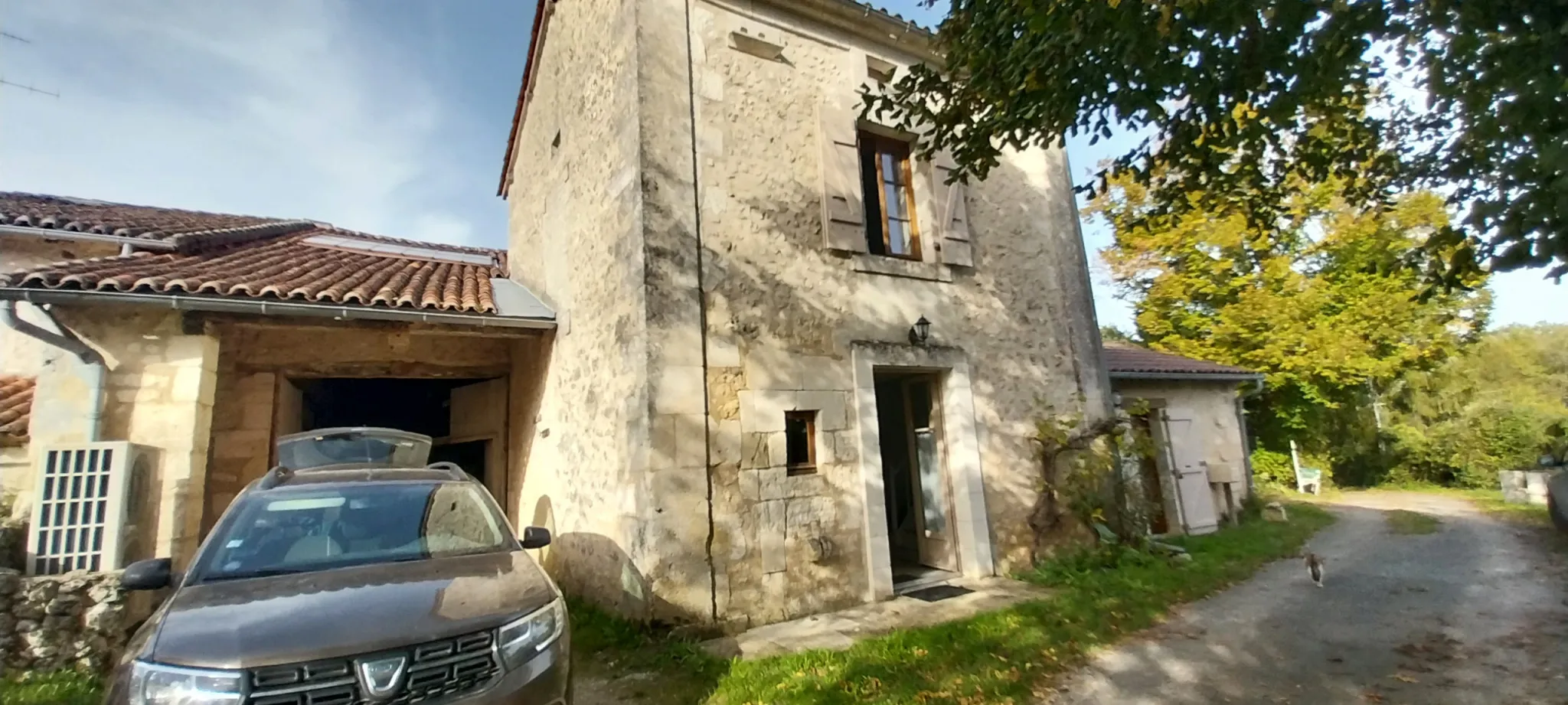 Ensemble de 2 habitations rénovées en pierre à Paussac et St Vivien 