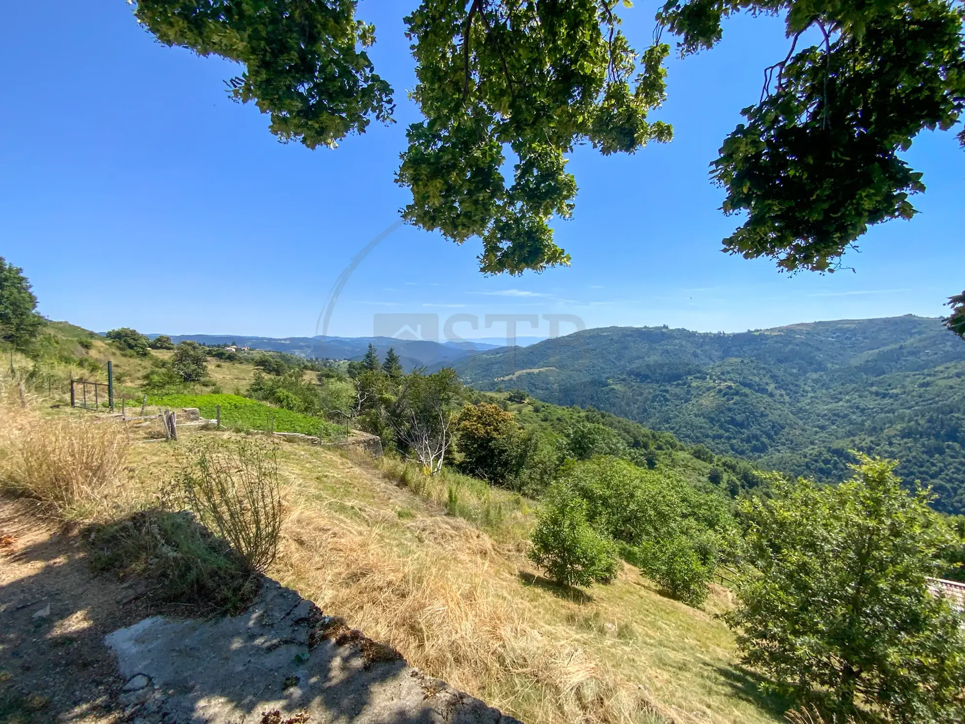 Maison de 85m2 habitables sur 1153m2 de terrain à Saint-Etienne-de-Serre 