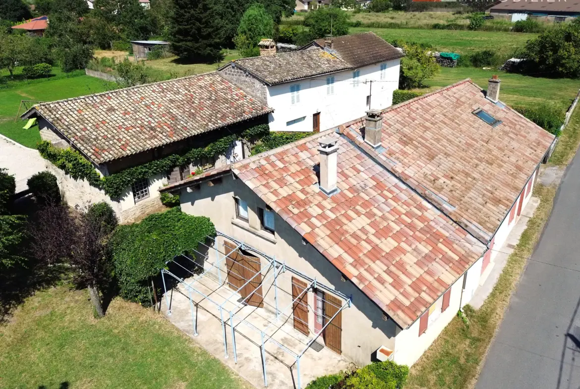 Maison ancienne de 5 chambres avec dépendance à Boz, 01190 