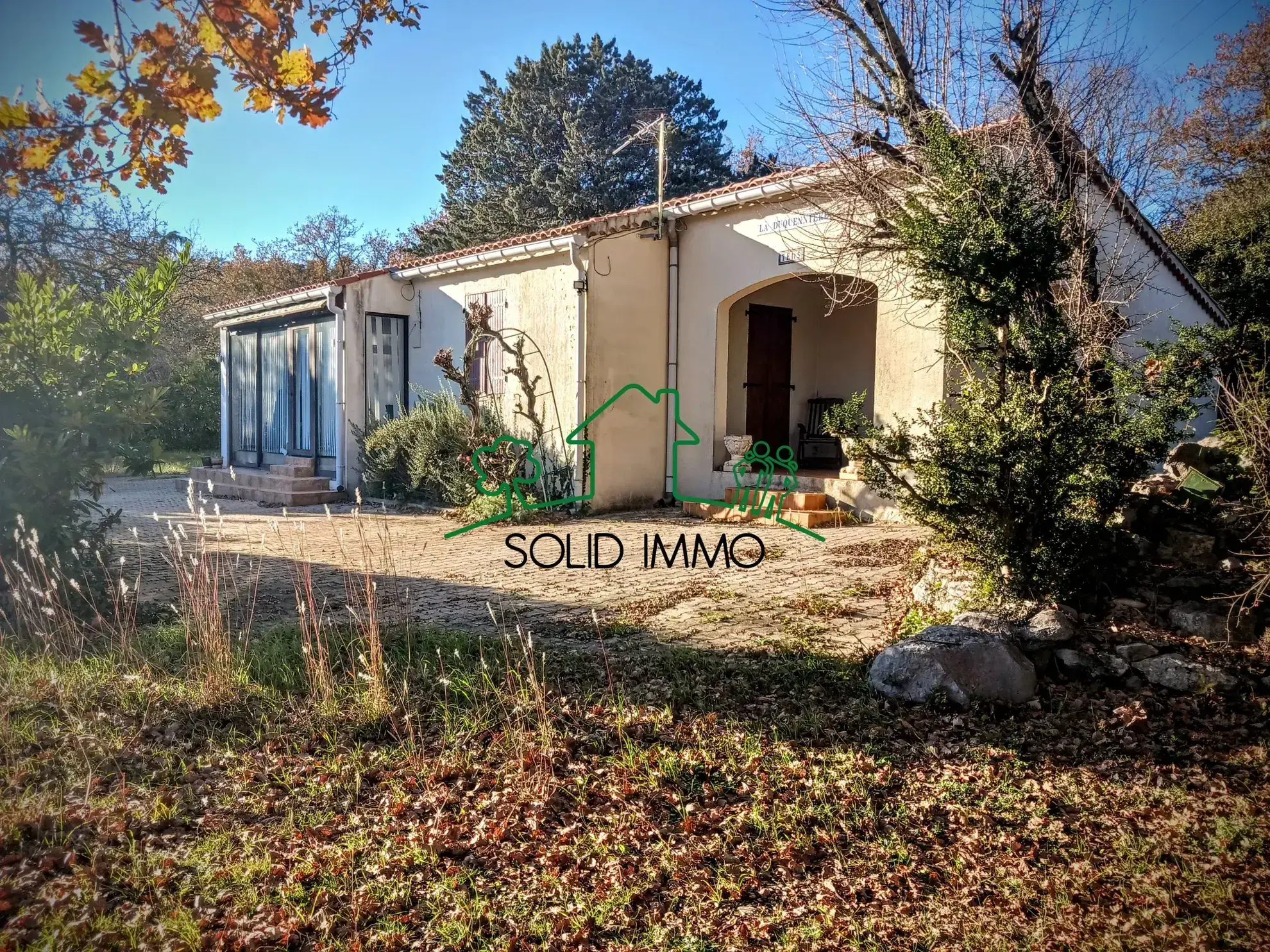 Maison de plain-pied avec jardin et piscine à Saint-Alban-Auriolles 