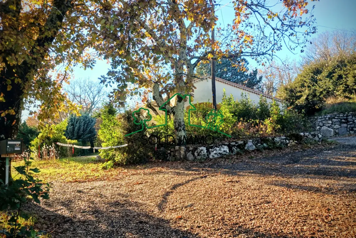 Maison de plain-pied avec jardin et piscine à Saint-Alban-Auriolles 